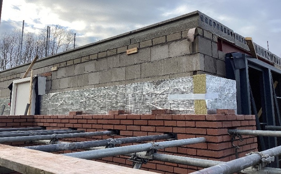 alt="hier zijn er met beton plaatjes gemetseld, met ook een tekort aan spouwankers per m2."